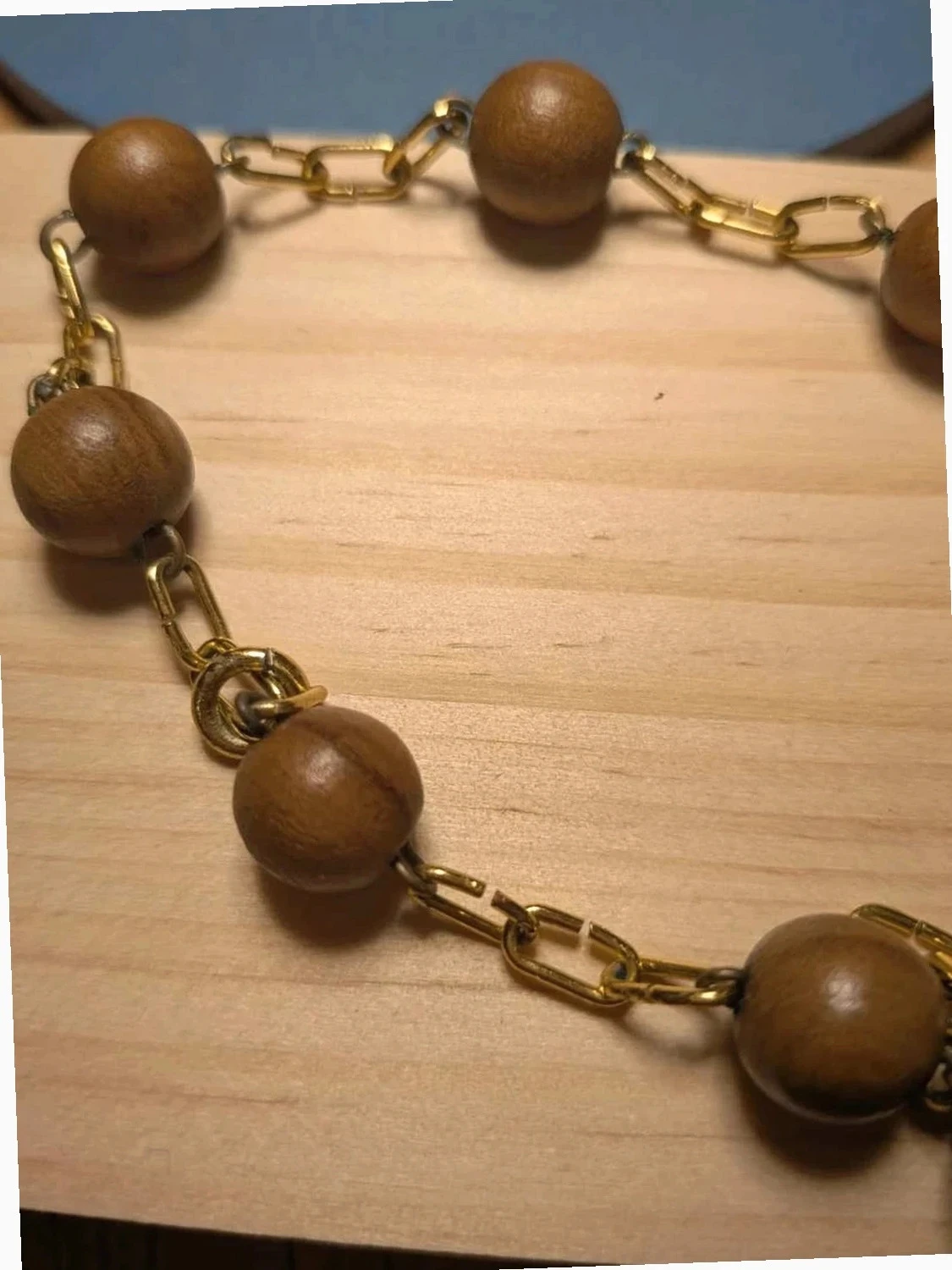 Bracelet van bosbes hout. Bruin / goud – photo 3